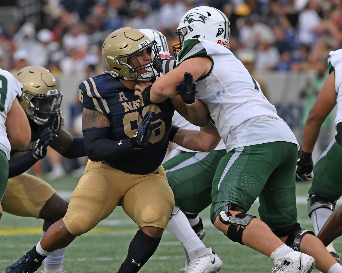 Nose guard Landon Robinson selected as winner of the Admiral Mack Award as @NavyFB most improved player during spring camp. capitalgazette.com/2024/04/12/nos…