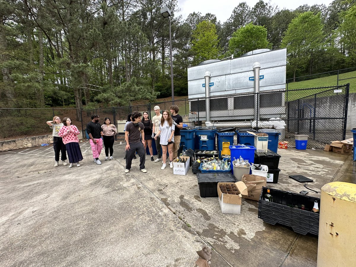 More than 3700 pounds of glass in this pick up alone from @MaynardJackson_ High School. @kcbc1987 @gogreengwinnett @JMTBuzz @AUG_Beautiful @kSandySpringsB @kabtweet @kfcbinc @current @TheCurrent @ejreports @wabenews @apsupdate @GABeverage @GA_DCA @GeorgiaTweetz @CoxEnterprises