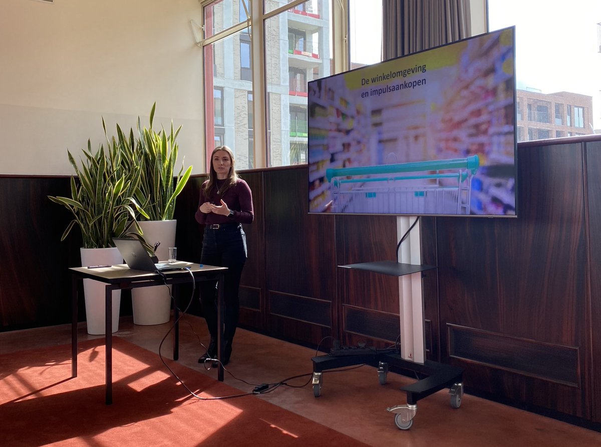 ❕Tabaksreclame in speciaalzaken vergroot de kans op impulsaankopen. Hierover vertelt onderzoeker <a href="/Nikita_Poole_/">Nikita Stobbe-Poole</a> van <a href="/IVO_Research/">IVO.nl</a> op het #NNvT2024.