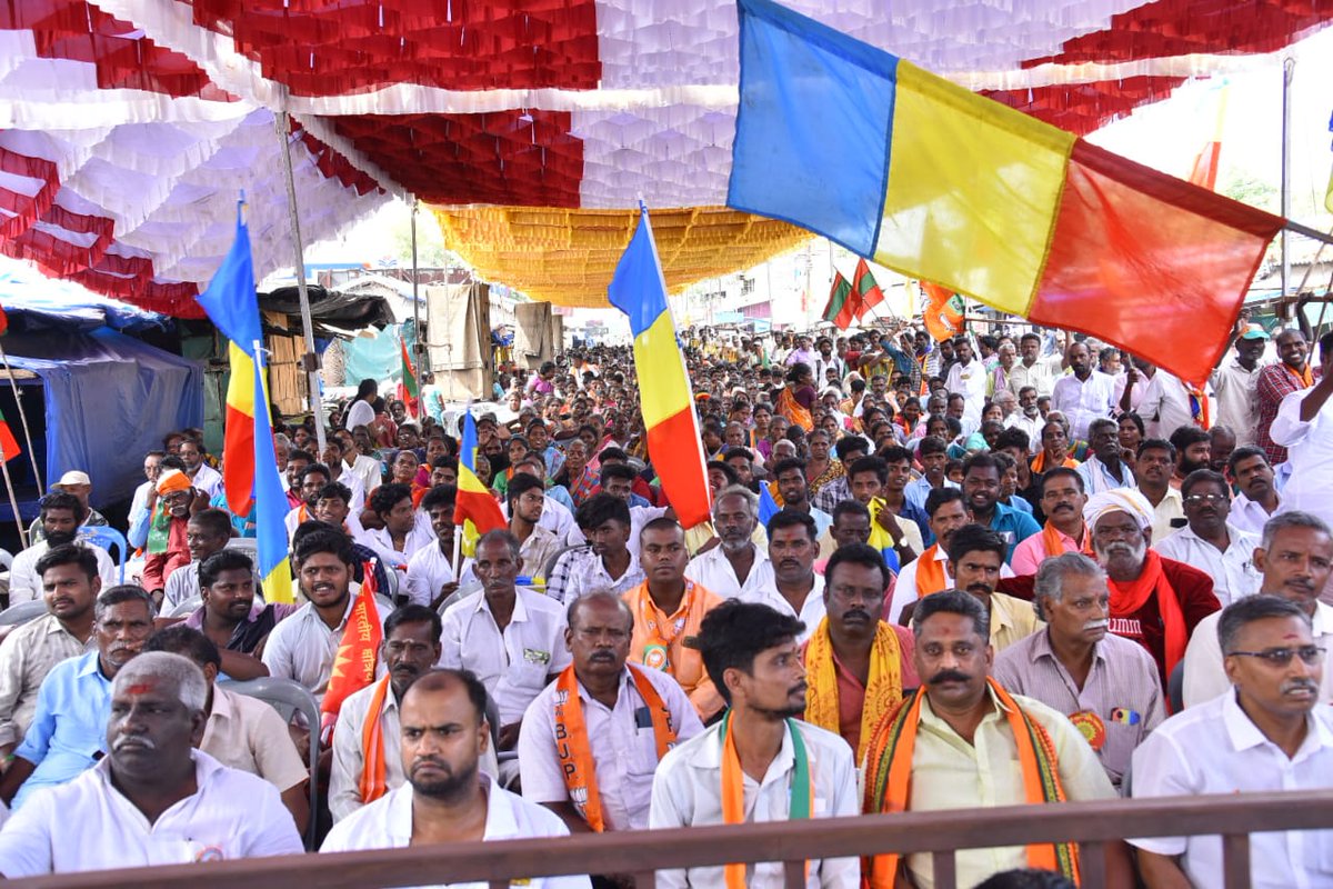 சிதம்பரம் பாராளுமன்ற தொகுதியில் தாமரை மலர பரப்புரை செய்ய வந்த மாண்புமிகு மத்திய நிதியமைச்சர் @nsitharaman அவர்களுக்கு மனமார்ந்த நன்றிகள். தாமரை மலரட்டும், சிதம்பரம் வளரட்டும்! @BJP4TamilNadu @annamalai_k #Karthiyayini4Chidambaram