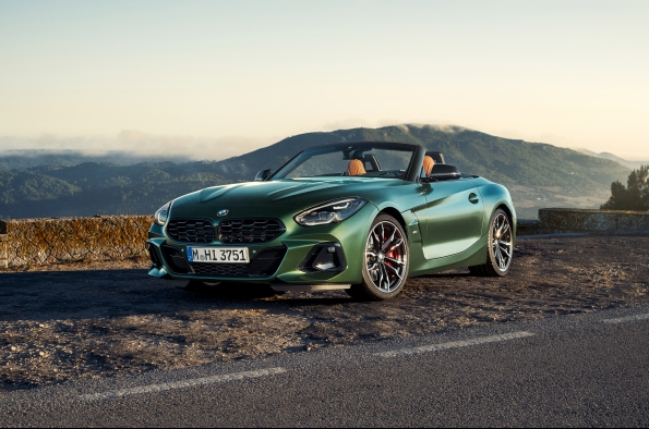 The BMW Z4 M40i Handschalter luxurylifestyle.com/headlines/the-… #convertible #sportscar #luxurycar #automotive