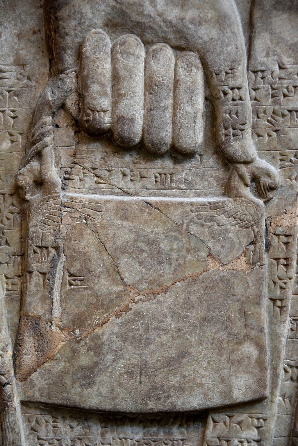 Luke Caverns on X: "The Olmec Monument 19 shows very similar “hand bag”  imagery. On-site archaeologists think the handbag represents a shaman 🤔  https://t.co/dpCZsiMj9u" / X