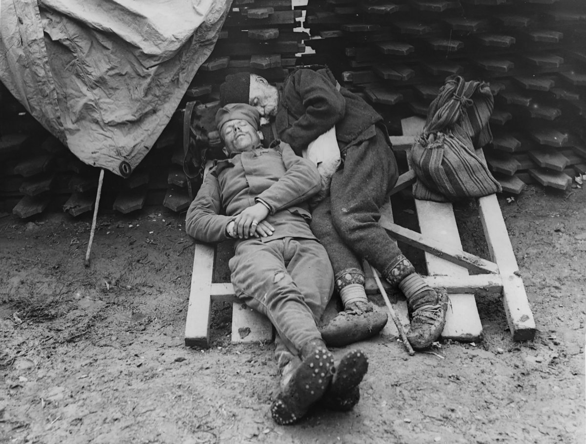 Bir Sırp askeri, Belgrad yakınlarındaki cephede kendisini ziyarete gelen babasıyla birlikte uyuyor, 1914/1915