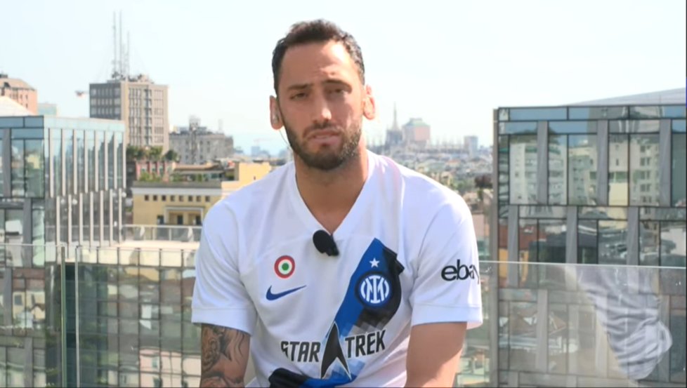 Calhanoglu: 'Inzaghi? Penso che come un giocatore migliori di anno in anno, così succede anche agli allenatori che provano cose nuove e, come ho detto prima, Inzaghi è un tecnico molto aperto a tutto, prova sempre cose nuove e sta rendendo l'Inter molto importante. In passato…