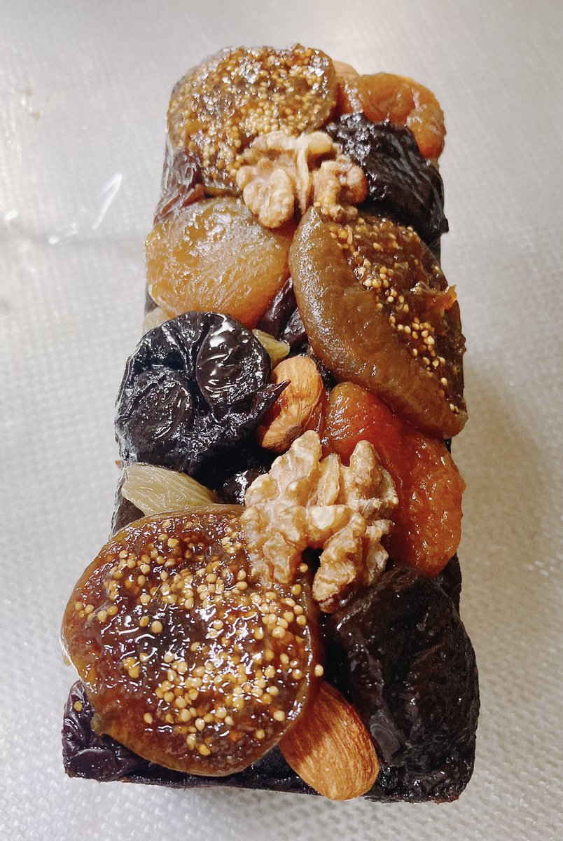 UtoYsk's tweet photo. フルーツケーキ

作りたてのおいしさもありますが
時間の経過と共に熟成されていく感じが
クセになる

お酒ともコーヒー紅茶でも合う
伝統のある普遍的なものはそれぞれ個性はあれど
やはり最高です https://t.co/rdx6D0nBJz