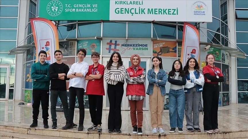 Kırklarelili öğrenciler, TEKNOFEST İzmir'den sonra Adana'da da birincilik hedefliyor: TEKNOFEST İzmir'de 'Deneyap Makeathon Yarışması'nda birinci olan Kırklarelili öğrenciler, yeni projeleriyle bu yıl da Adana'da kürsüye çıkmayı hedefliyor. dlvr.it/T5Q2wd