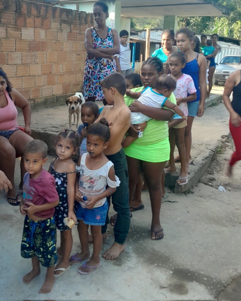 ⚫️URGENTE 2 CESTAS foi o que conseguimos ATÉ AGORA e faltam 24 pra atender as famílias da comunidade Vila Nova (MG). Vamos acabar CANCELANDO a ação. Essa foto é da fila de crianças na Páscoa solidária, com brinquedos e doces. Todo apoio soma demais. 🛑PIX/CNPJ: 49053045000113