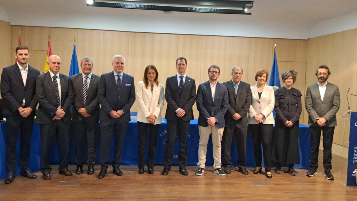 Los miembros del nuevo equipo directivo de #ETSIAE <a href="/aeroespacialUPM/">ETSIAE - UPM</a> también han tomado posesión de sus cargos: una secretaria académica, cinco subdirectores y subdirectoras y cuatro adjuntos.
#somosUPM #nosoloingenieria