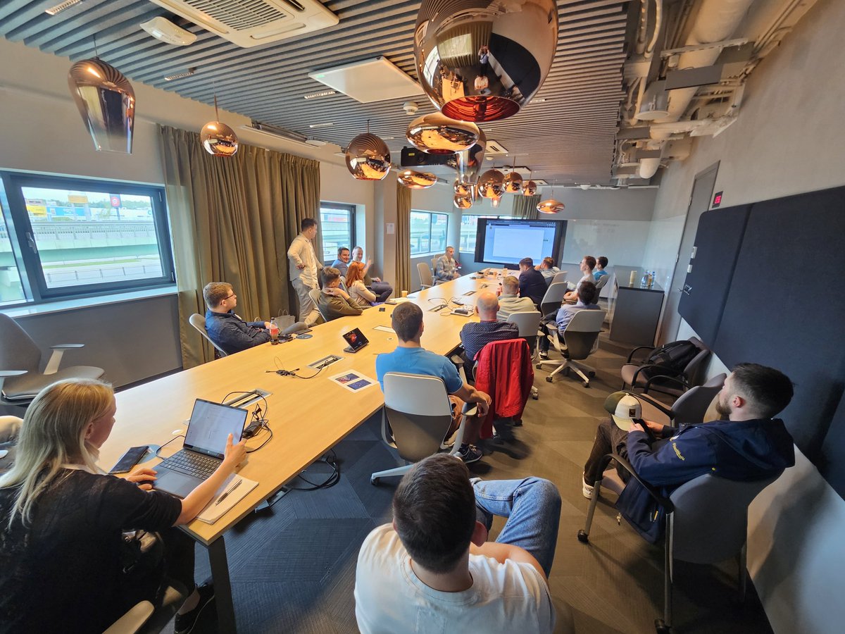 "Revolutionizing Content Management with #SharePoint Premium: Unlocking AI-Powered Experiences" by Marco Rocca. 🩵 He's shining bright with his session at #CollabDaysPL!