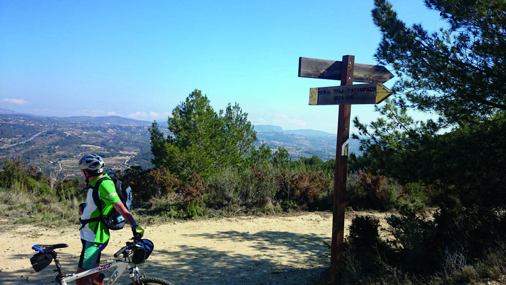 ¿Sabies? Benissa té una gran varietat de rutes de senderisme i de BTT, esta primavera és una època perfecta per a gaudir del nostre entorn natural.
Recorda portar amb tu una ampolla reutilitzable per a reduir l'ús de plàstic i mantindre nets els nostres senders. 🌿🚴‍♂️
#Benissa