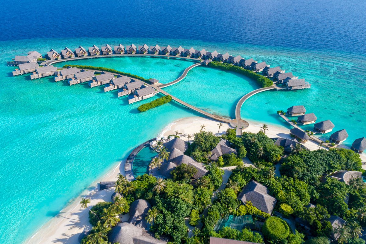 Every visitor crafts his own story in Milaidhoo. Soak in the allure of our idyllic small island and let the inspiration lead your steps.