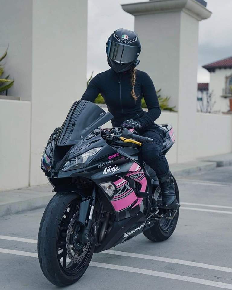 Kawasaki Ninja ZX-6R
#BikerGirl