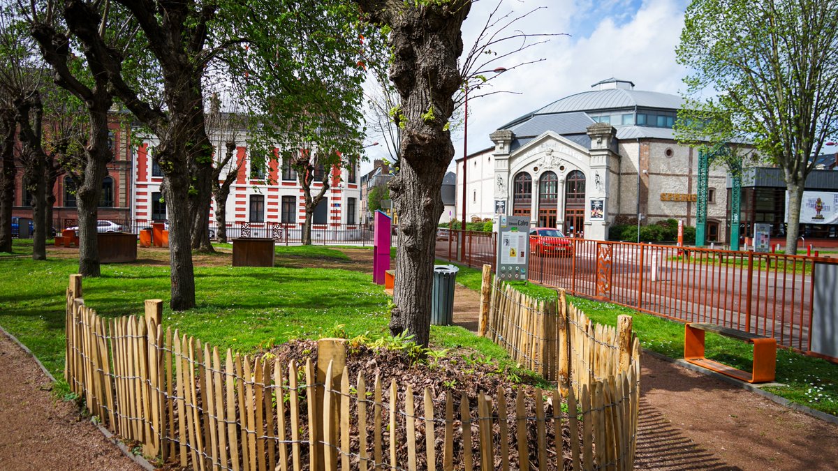 [#Environnement] Afin de réduire le coût de la collecte et du traitement des déchets verts, la commune installe actuellement un nouveau système de compostage à l’aide de ganivelles. Installées autour des arbres, ces clôtures permettent de retenir les feuilles mortes. (1/3)