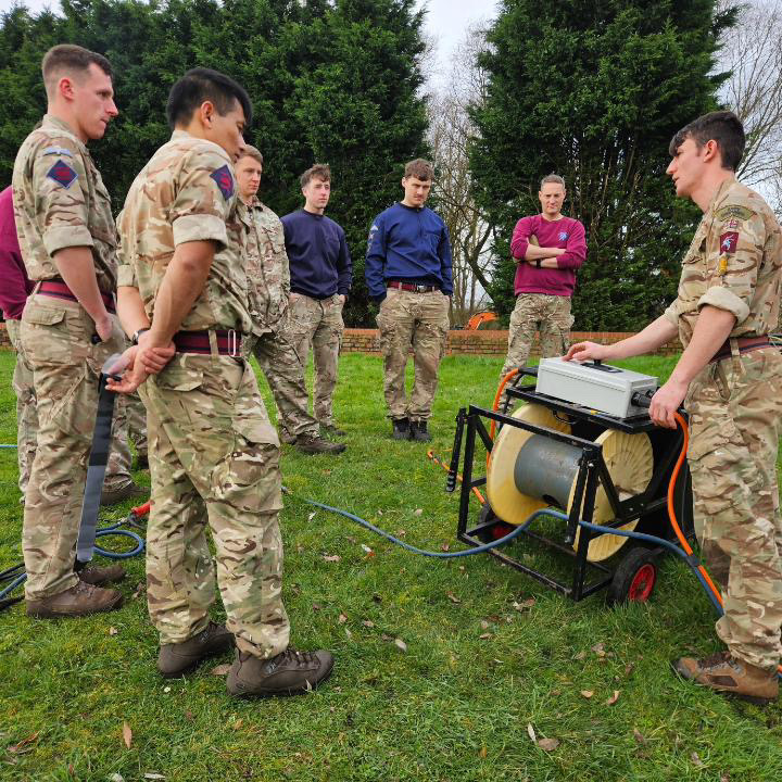 Diving into the weekend like... 🤿

Here we have members of the @AirborneSappers Dive Team who conducted their Annual Diver Assessment recently at Gildenburgh Water. Great work! 💪

#SapperFamily #SapperSmart #Ubique #fbf