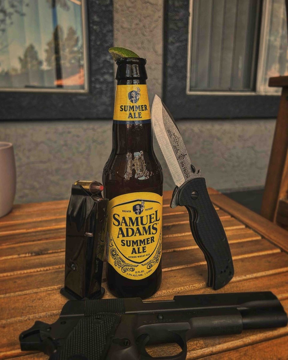 Beers blades and bullets! Happy Friday! #Repost @westcoast_edc ・・・ . . . . . . . . . . . . . . #beerstagram #guns #gunsdaily #everydaycarry #knife #knifefanatics #tactical
