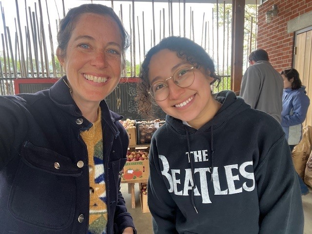 Our Food Systems Team had a great day volunteering at Beardsley Farm! 🌱 We packed produce bags with spring favorites for Bridge Refugees families and local Community Schools. Plus, we helped transport compost made from community food scraps to grow more veggies. 🥕