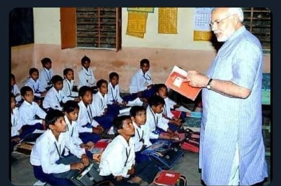 Gujarat Model Gujarat's recent 10th std Result Statistics: • 96000 are failed in mother tongue. • 1,96,000 failed in mathematics. • Only 30% passed in 1084 schools. • In 157 schools not even one student got passed. If #Modi wins once more, then #Modi will transform…