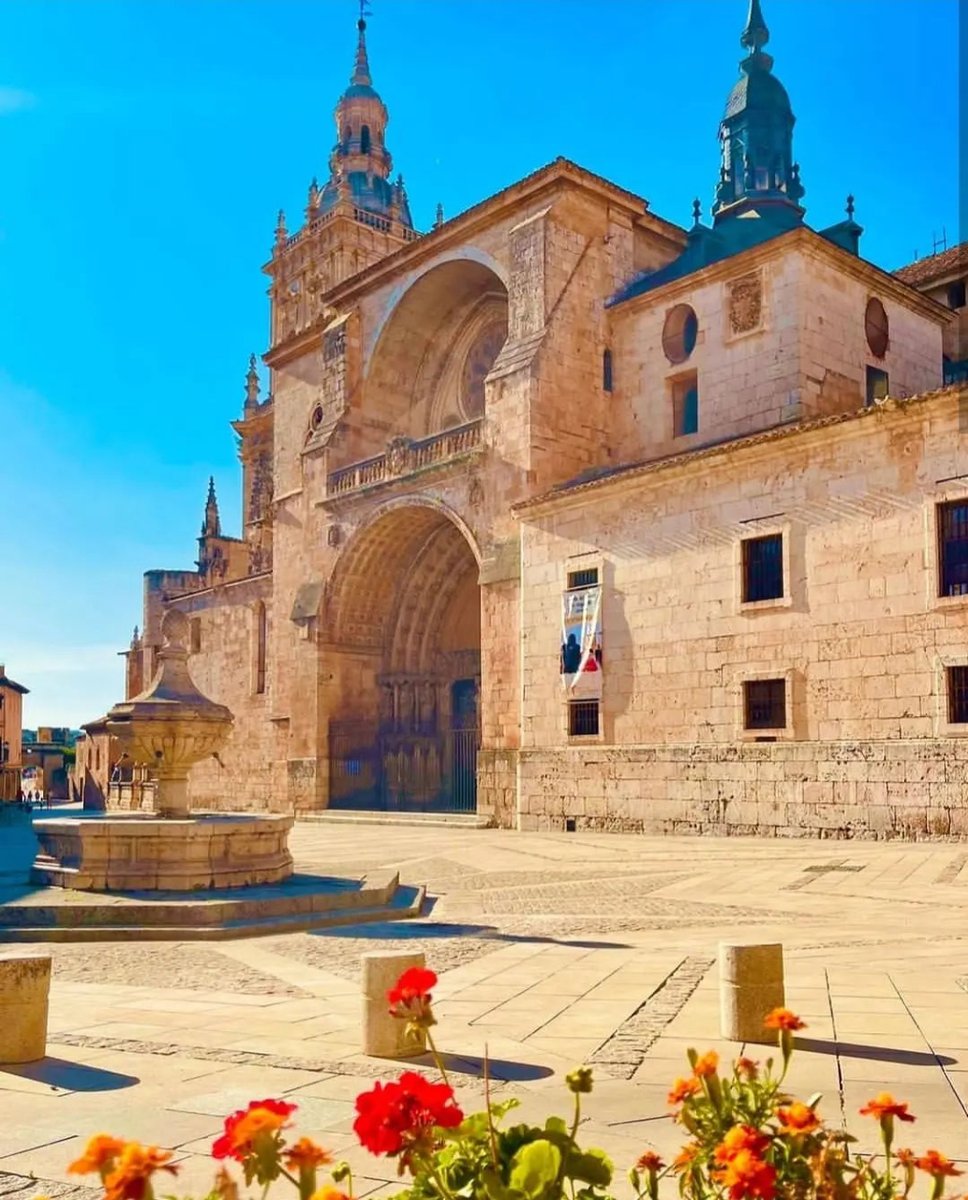 Embárcate en un viaje a través del tiempo con la Catedral de Nuestra Señora de la Asunción en El Burgo de Osma. 🕍 Desde sus raíces románicas hasta su esplendor gótico, es una joya de historia y arte 😍 📸@mherguet Más info en sorianitelaimaginas.com/monumentos/cat… #Sorianitelaimaginas