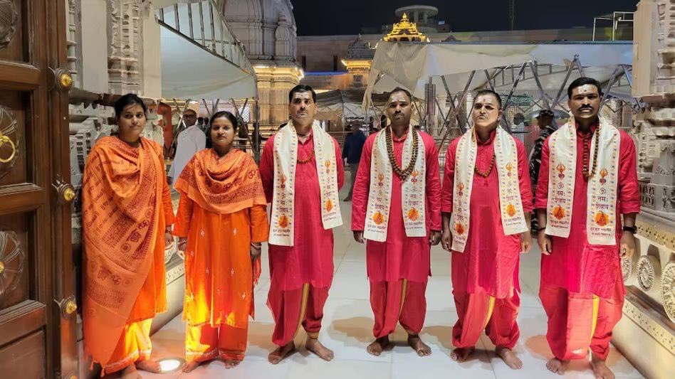 Pujari at Kashi Mandir? They are policeman and women from UP police Now Deal With This 😎😎😎🥳🥳🤗🤗🤗🤗 #KashiVishwanathTemple