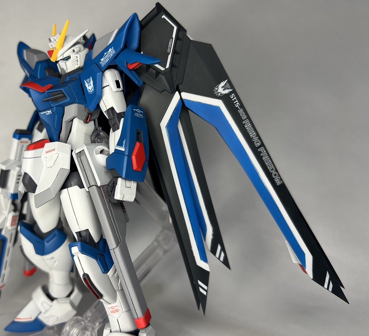 sei_hahbu's tweet image. HG ライジングフリーダム 完成しました!
全身延長して特にこだわったのは翼です!!
延長した翼のラインを綺麗にするのに一月以上かかりました。。
まあ、遅延の原因はモンハン熱が再燃したせいもありますが。。。
#ガンプラ
#ガンダムSEEDFREEDOM
#gunpla
#GUNDAM