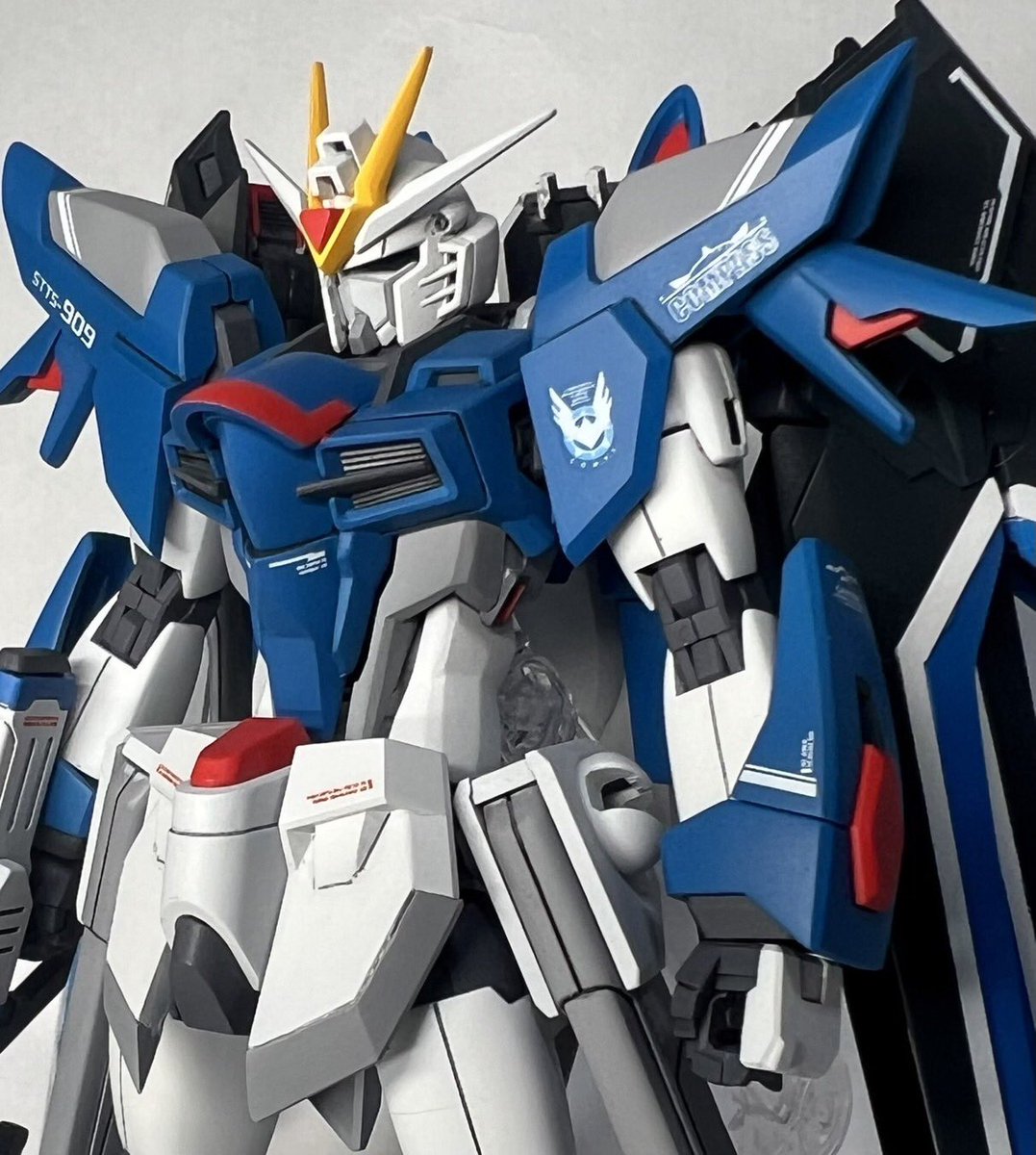 sei_hahbu's tweet image. HG ライジングフリーダム 完成しました!
全身延長して特にこだわったのは翼です!!
延長した翼のラインを綺麗にするのに一月以上かかりました。。
まあ、遅延の原因はモンハン熱が再燃したせいもありますが。。。
#ガンプラ
#ガンダムSEEDFREEDOM
#gunpla
#GUNDAM
