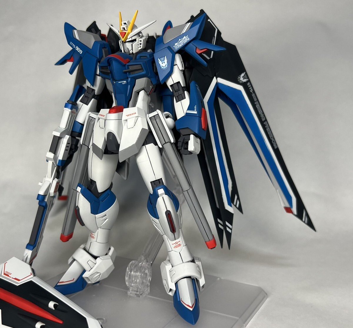 sei_hahbu's tweet image. HG ライジングフリーダム 完成しました!
全身延長して特にこだわったのは翼です!!
延長した翼のラインを綺麗にするのに一月以上かかりました。。
まあ、遅延の原因はモンハン熱が再燃したせいもありますが。。。
#ガンプラ
#ガンダムSEEDFREEDOM
#gunpla
#GUNDAM