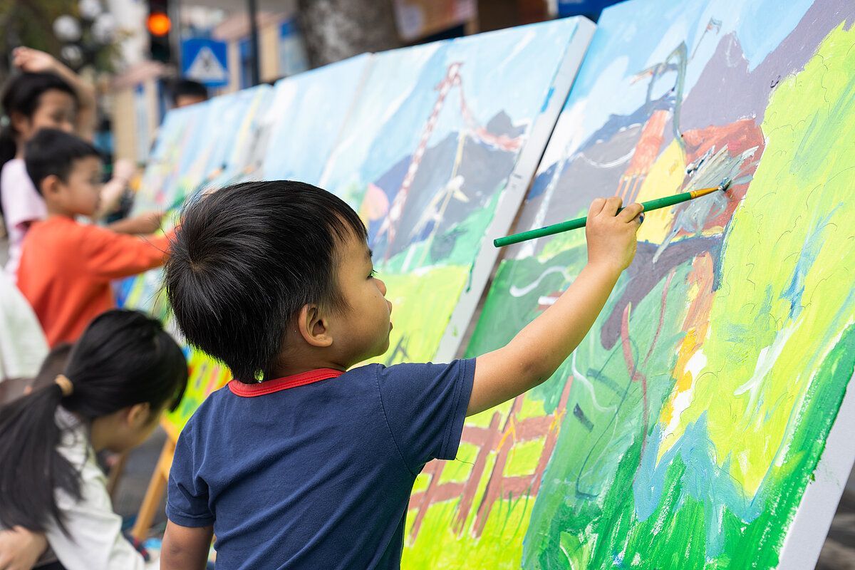 Crafting a green and #sustainablefuture! The #IKI supported an #EarthHour event held in #VietNam, that features various creative activities aimed to contribute to the #NetZero target by 2050. Read more ➡️ international-climate-initiative.com/NEWS2673-1 @CASEforSEA @giz_gmbh