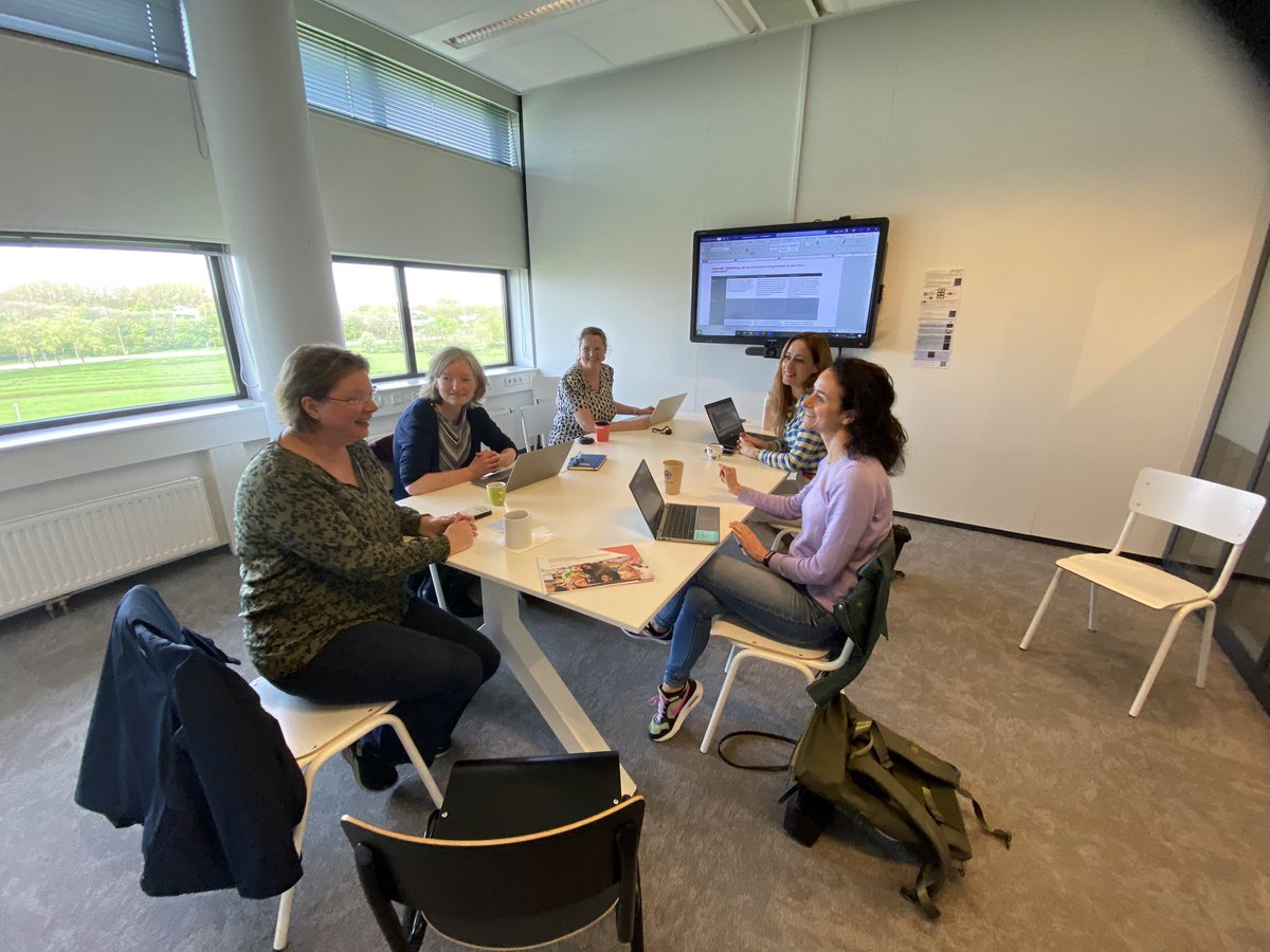 Mirjam Snel (@mirjamsnel) on Twitter photo Pabo’s (<a href="/ipabo/">IPABO</a> <a href="/HOGESCHOOLKPZ/">Hogeschool KPZ</a> <a href="/HU_Utrecht/">Hogeschool Utrecht (inactief)</a> <a href="/HSLeidenNL/">Hogeschool Leiden</a>) en <a href="/SLO_nl/">SLO</a> bundelen hun krachten om samen na te denken over een goed pabo-leescurriculum <a href="/actammes/">Anne-Christien Tammes</a> #inoukboerma #WenckjeJongstra @MarteJongbloed Pabo’s (<a href="/ipabo/">IPABO</a> <a href="/HOGESCHOOLKPZ/">Hogeschool KPZ</a> <a href="/HU_Utrecht/">Hogeschool Utrecht (inactief)</a> <a href="/HSLeidenNL/">Hogeschool Leiden</a>) en <a href="/SLO_nl/">SLO</a> bundelen hun krachten om samen na te denken over een goed pabo-leescurriculum <a href="/actammes/">Anne-Christien Tammes</a> #inoukboerma #WenckjeJongstra @MarteJongbloed