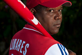 En 1990, el beisbolista Omar Linares por tercera vez bateó batea para más de 400 y ganó su tercer campeonato nacional. Es considerado uno de los mejores antesalistas de todos los tiempos en #Cuba.