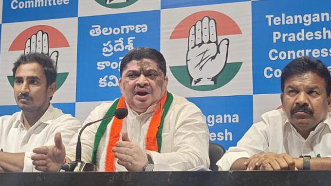 Telangana Minister #PonnamPrabhakar said the #BJP has no right to seek votes in the State after PM Modi questioned its very separation from #AndhraPradesh and then snatched away seven mandals from #Telangana