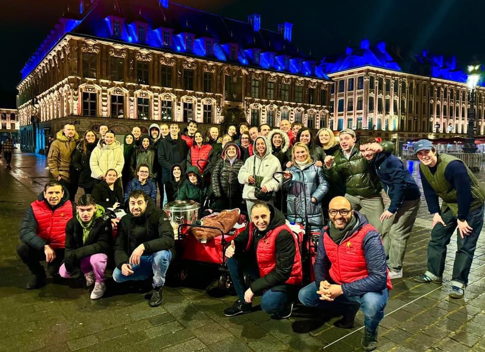 ElhossainAms's tweet photo. ❤️ Notre dévouement premier est de partager avec nos amis et de combattre leur isolement, même par temps de pluie, en distribuant des repas et des vêtements chauds aux personnes dans le besoin.

🤗 En les rencontrant, en dialoguant avec eux et en répondant à leurs besoins. https://t.co/sTToBWJ4x4