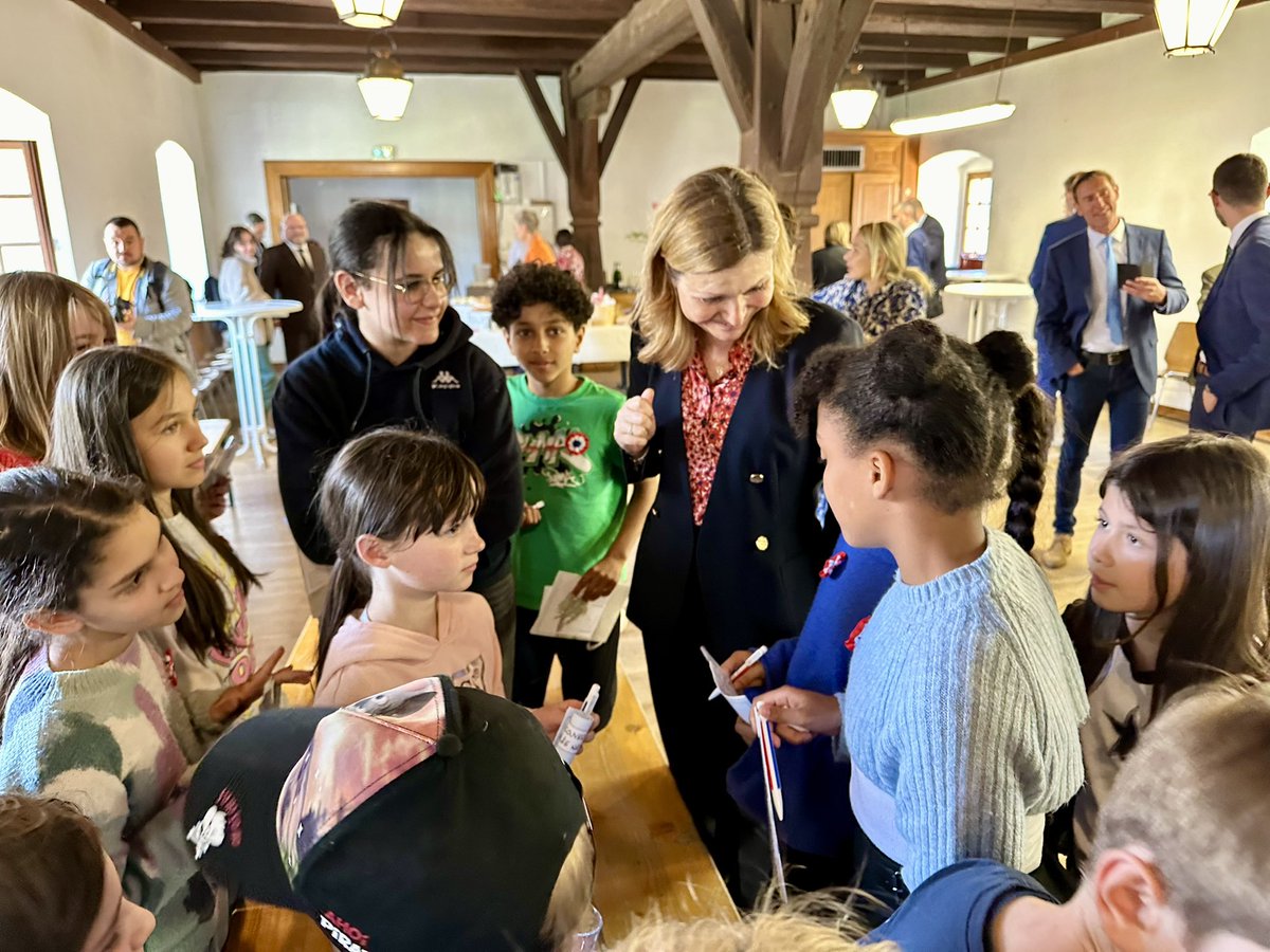 Le vendredi, c'est #démocratie… à l’école ! Avec @StephanieKoche6 pour transmettre l’importance de l’engagement aux élèves de CM1 et CM2 de Wissembourg et Betschdorf. De vrais #citoyens en devenir !