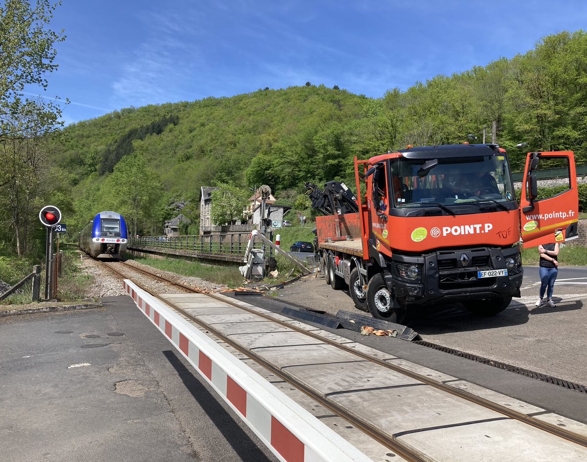 juradenac's tweet photo. #corrèze Collision entre 1 train et 1 camion à un passage à niveau. Vers 14h un TER reliant Tulle à Brive avec à son bord une 30aine de passagers a percuté l’arrière d’un camion bloqué au passage à niveau de la D70 alors qu’il tentait de s’engager sur la D1089 @F3Limousin https://t.co/F4S5HuoPY0