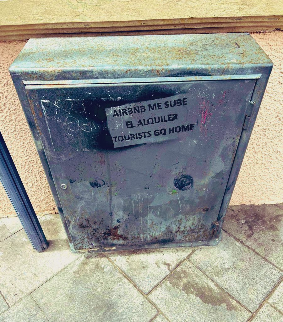 Graffitis wie in Buenavista oder La Laguna spiegeln genau die Stimmung auf den #Kanaren wider, welche im Bericht auf ORFat beschrieben wird, da der Tourismus den #Wohnungsmarkt unerschwinglich werden lässt. 

* Hungerstreik gegen eskalierenden Tourismus*
orf.at/stories/335415…