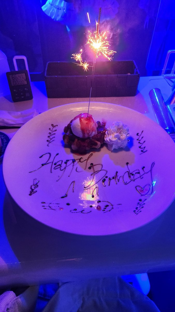yoruyoru_3's tweet photo. メイドカフェデビュー！
かわいいで溢れてるぅぅ🥹お誕生日の演出スゴすぎた～！！ふりふりかわいいしお料理美味しいしむり絶対また会いに行きます🫶︎🤍

  #カフェレイヴ https://t.co/BercPy2ZA8