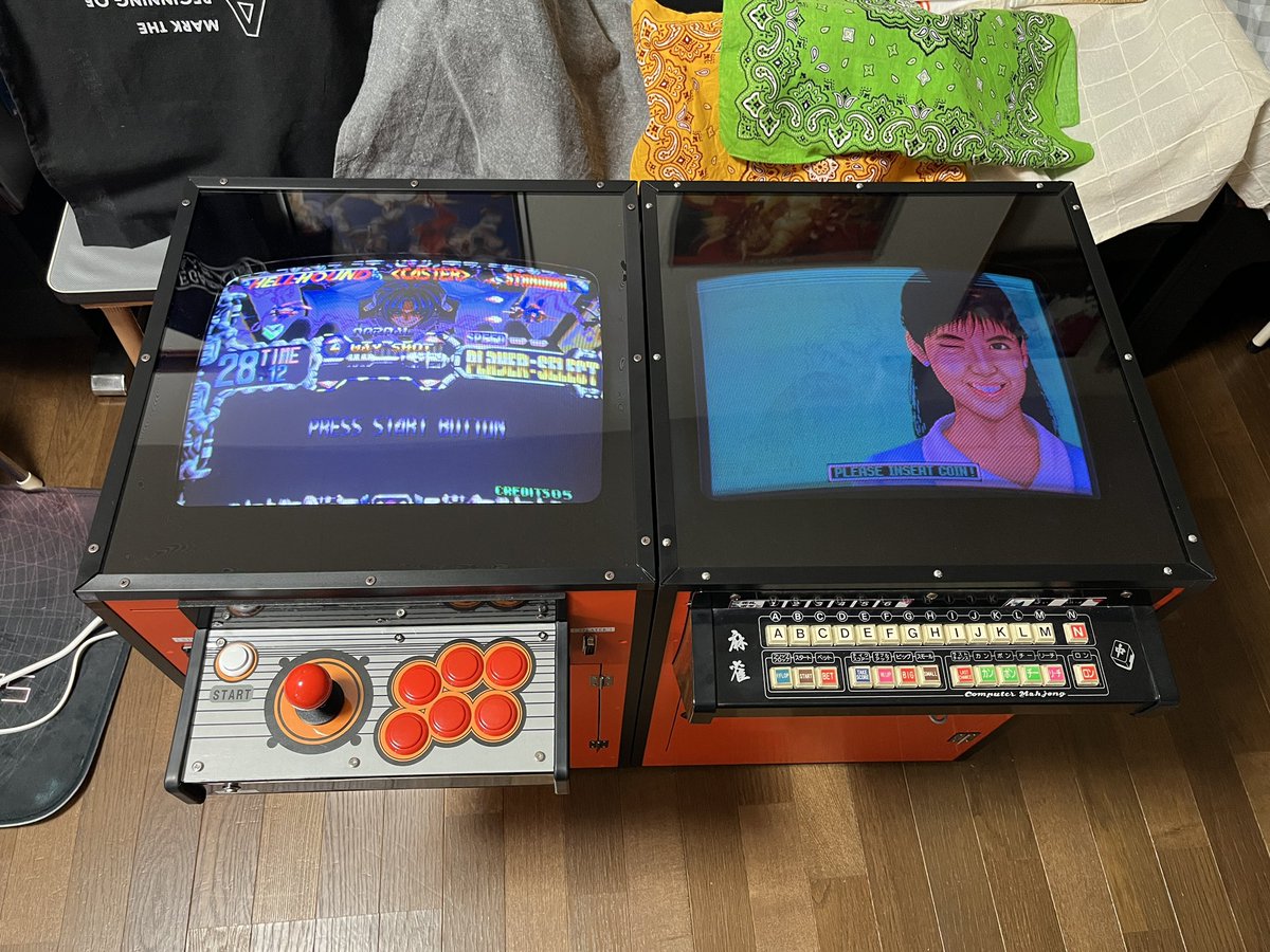 自作オレンジ筐体2台目。 18'CRT、2PはDsub15ピンコネクタ備えた