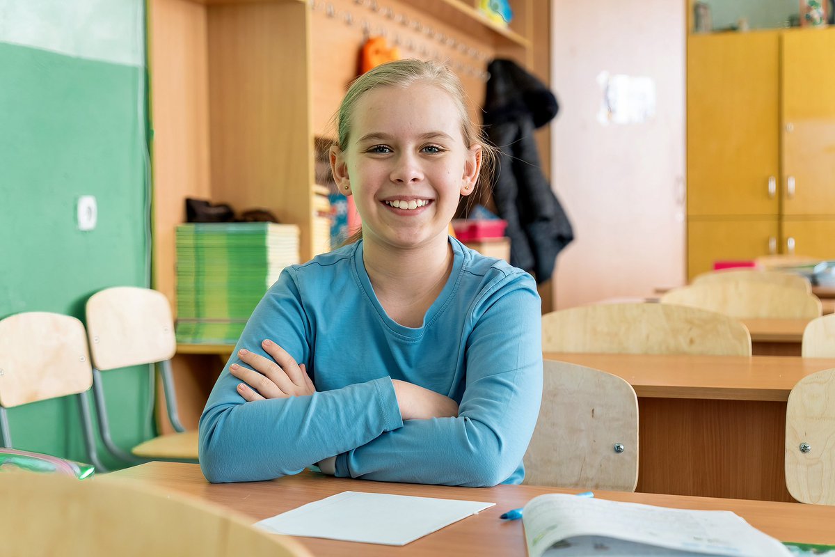 🇪🇺📚 The 'Suzirya' school in the Kyiv oblast received new desks, chairs, and other furniture as part of the #SchoolRepairs in Ukraine project, funded by the EU through @eu_echo and implemented by UNOPS. @eu_near