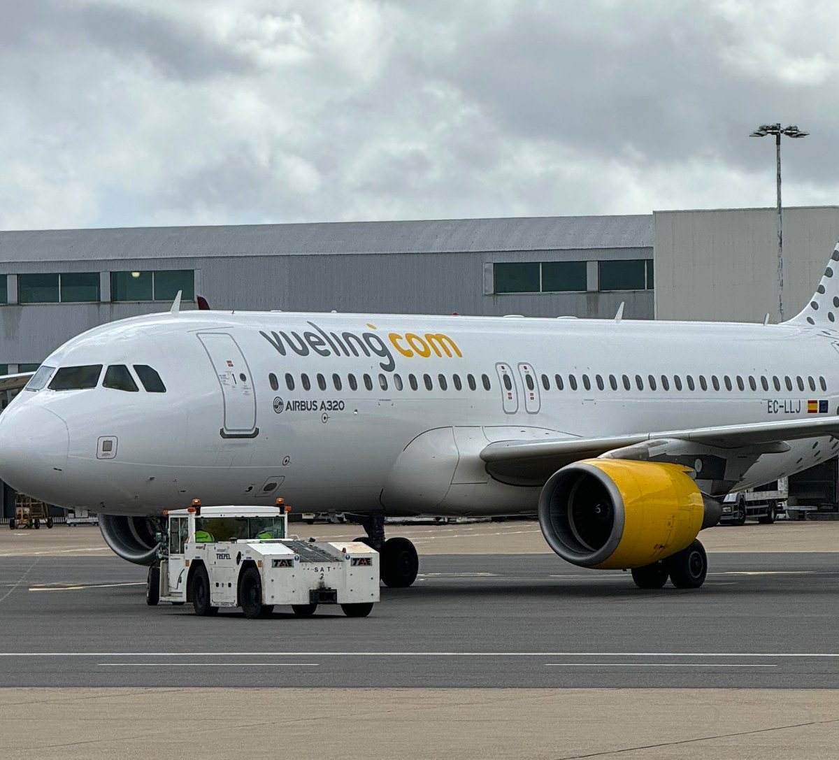 As part of its ongoing commitment to delivering exceptional service and expanding its footprint in London, #Swissport is thrilled to welcome @FlyLoganair and @vueling to its portfolio of esteemed airline customers at @HeathrowAirport👉 cutt.ly/bw7tWjCd 🇬🇧 @StatMediaNews