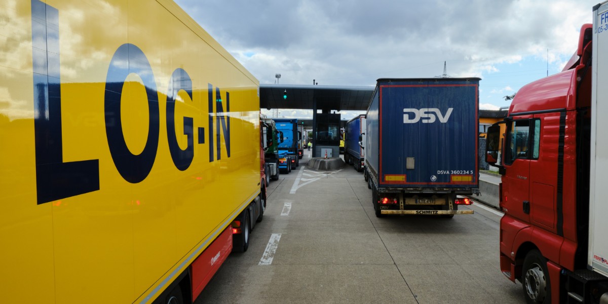 Every effort towards #decarbonisation counts! IRU supports @Europarl_EN’s resolution on truck flows at border crossings. Faster border crossings boost #trade & benefit the #environment. Read resolution ➡️ go.iru.org/DN