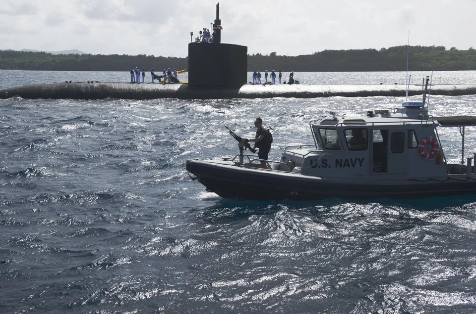 ⚓️🇺🇸 @USNavy Flight II 688i (Improved) Los Angeles-class #submarine USS Topeka (SSN-754) transits Apra Harbor to return to her Guam homeport, Dec. 20, 2019 #warship #navy #naval #nuclear #SSN754