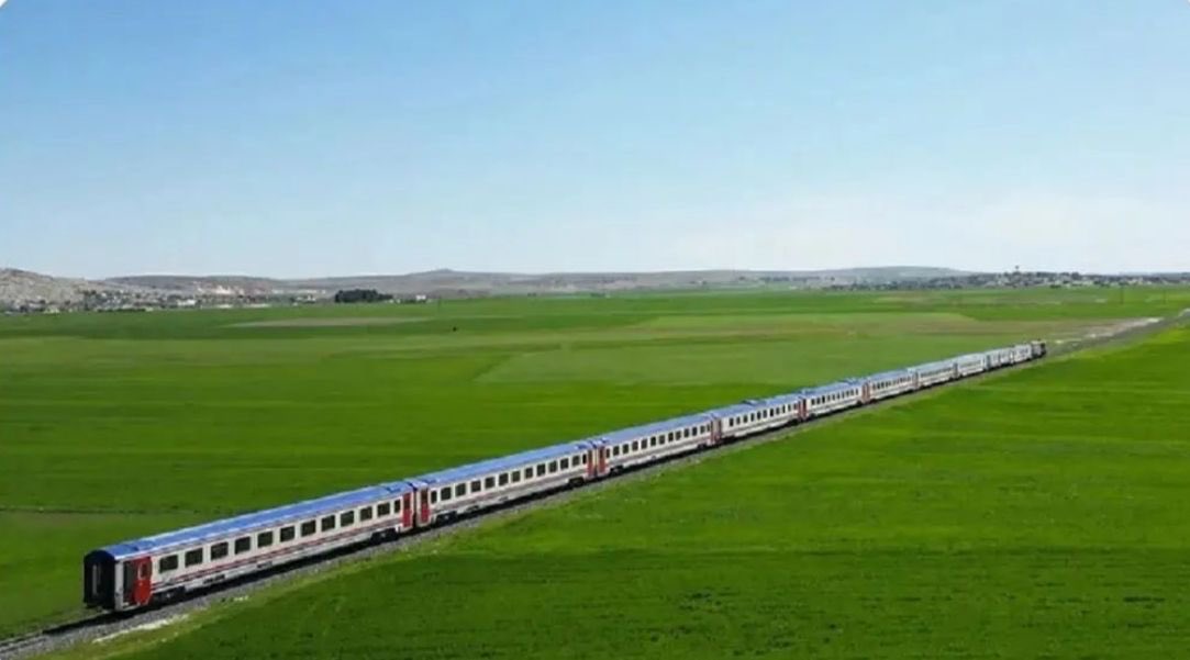 Türkiye'nin yeni turistik treni 'Mezopotamya Ekspresi' tanıtım turunu tamamladı. * Ankara'dan Diyarbakır'a uzanan bir güzergahta hizmet verecek ilk seferi 19 Nisan'da gerçekleşecek.