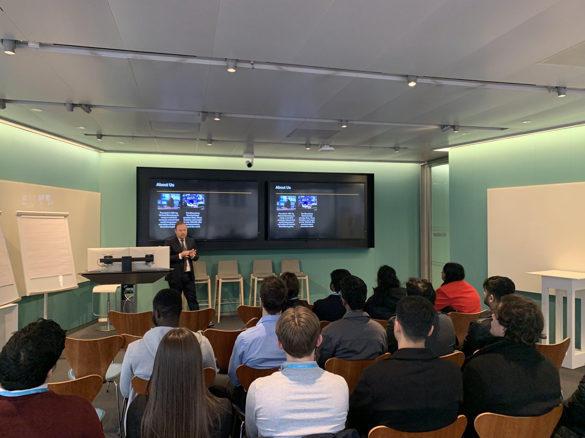 Our @uw_wbs students recently had the opportunity to visit @Bloomberg in London ✨ On the trip, students toured the HQ and attended discussion panels led by industry experts 🌍 🔗 Read more about the experience here: bit.ly/3PMPbkt