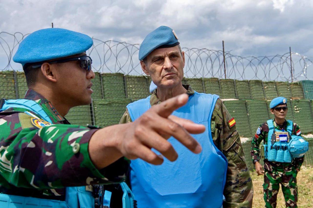 UNIFIL head @aroldo_lazaro visited southeast Lebanon this week to see the impact of exchanges of fire. Given the real danger of escalation, we stress: only a political and diplomatic solution is viable. We call on everyone to lay down their weapons so people can return & rebuild.