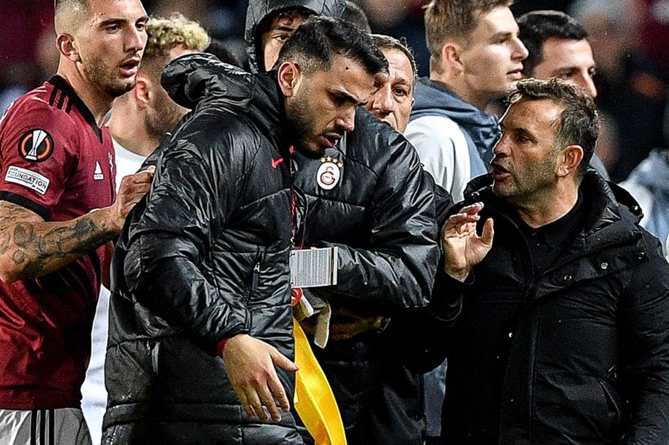 💥 UEFA Disiplin Kurulu, Okan Buruk'a Sparta Prag ile deplasmanda oynanan maçtaki sportmenliğe aykırı davranışı nedeniyle 2 maç men cezası verdi. 💥 Ayrıca Kaan Ayhan'a 1 maç, Okan Buruk'un yardımcılarından Sedat Doğan'a saldırıdan 3 maç ceza verildi.