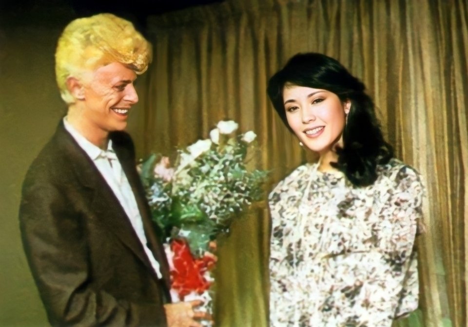 DAVID BOWIE and KEIKO MATSUZAKA (Japanese actress) at Nippon Budokan 1983
デヴィッド・ボウイ＆松坂慶子
#DavidBowie 
#デヴィッドボウイ