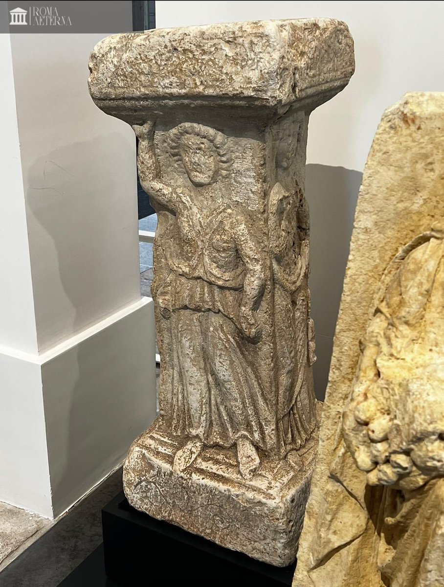 Autel votif avec trois divinités (IIe-IIIe s., calcaire). Retrouvée à Jallerange dans le Doubs, elle est exposée au musée des Beaux-Arts et d'Archéologie de Besançon.