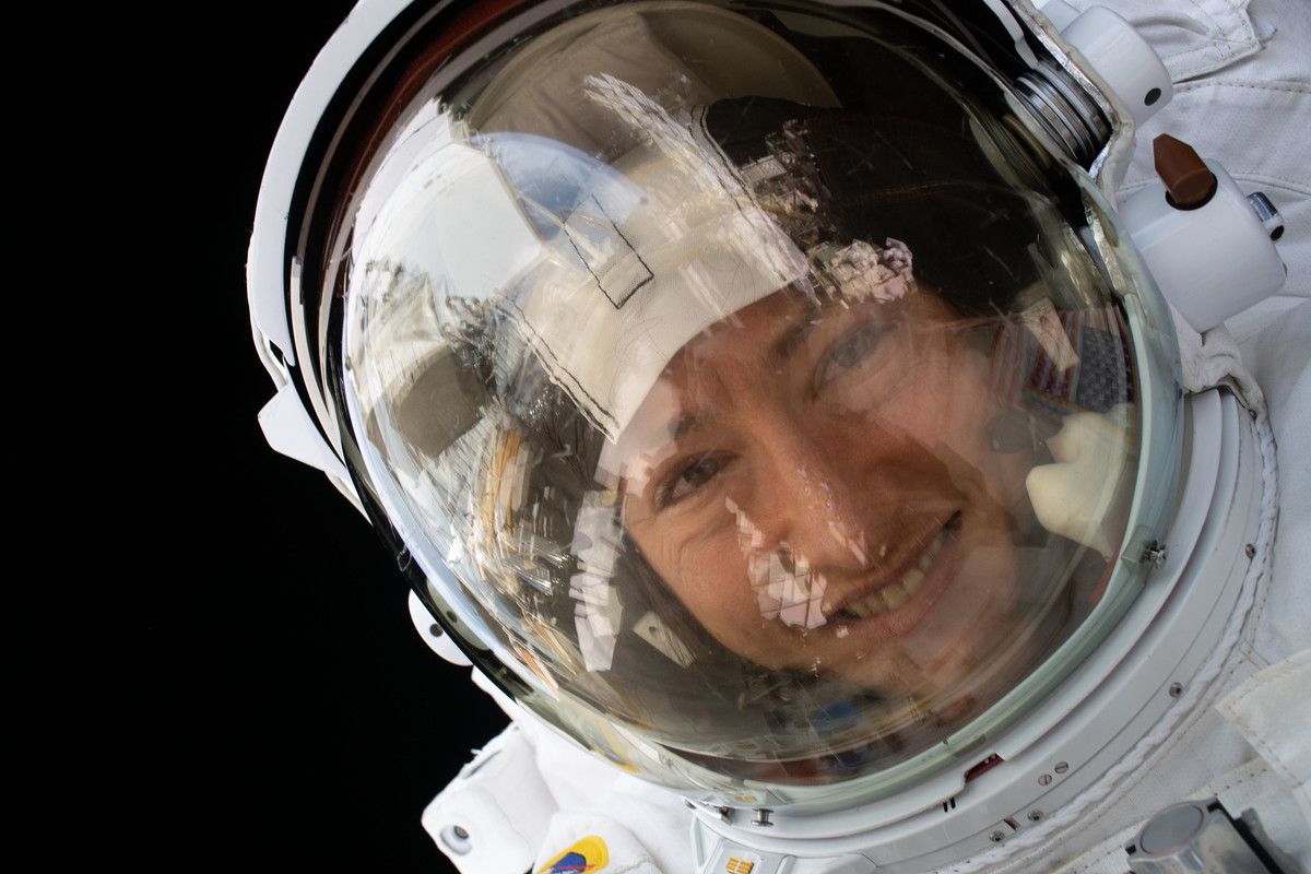 Happy #InternationalDayOfHumanSpaceFlight 🎉 Christina Koch makes history as the first female astronaut ever to be selected for a trip to the Moon 🌖 (@NASAArtemis II Crew) 👩‍🚀 @Astro_Christina #WomenInSTEM
