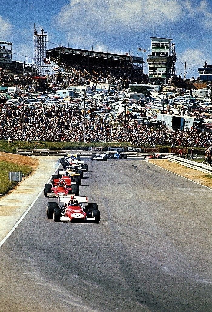 South African Grand Prix 1971 Full house at Kyalami. Clay Regazzoni Leading Emerson Fittipaldi(Previous post deleted,not two Ferrari', Ferrari and Lotus, thanks Klaus👌🏾) Race Winner:Mario Andretti 2nd Jackie Stewart 3rd Clay Regazzoni. #F1 #RetroGP