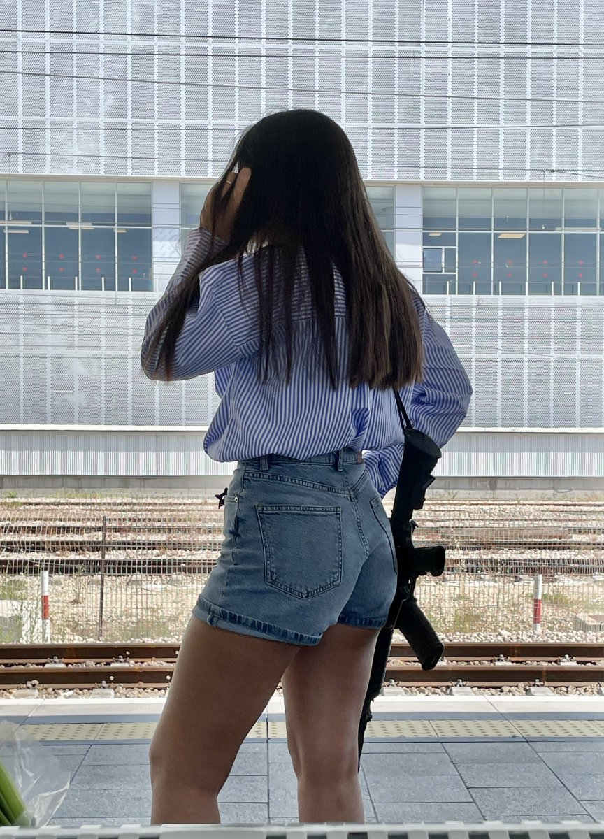 Орет по телефону "это ружье меня заебало!!"