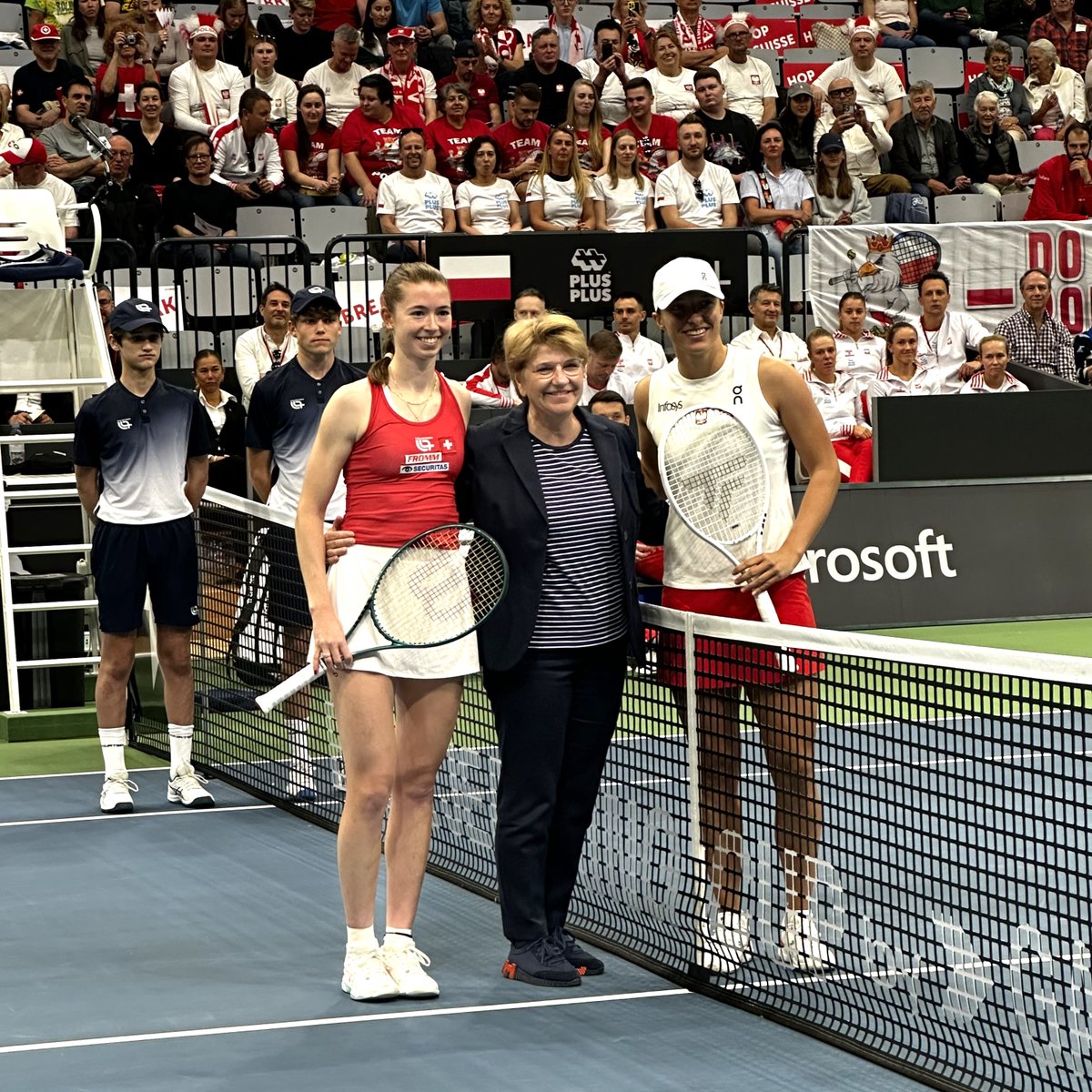 Mitfiebern vor heimischer Kulisse beim Billie Jean King Cup in #Biel. Das junge Schweizer Team will den Polinnen um die aktuelle Weltnummer 1 Paroli bieten. Hopp Schwiiz! 🇨🇭🎾👍 @BJKCup